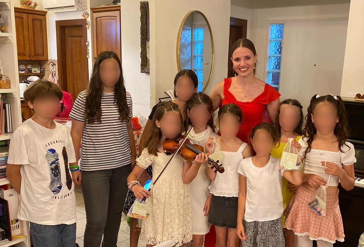 Shira Zemach teaching students